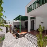 לינה וארוחת בוקר Timanfaya 4*